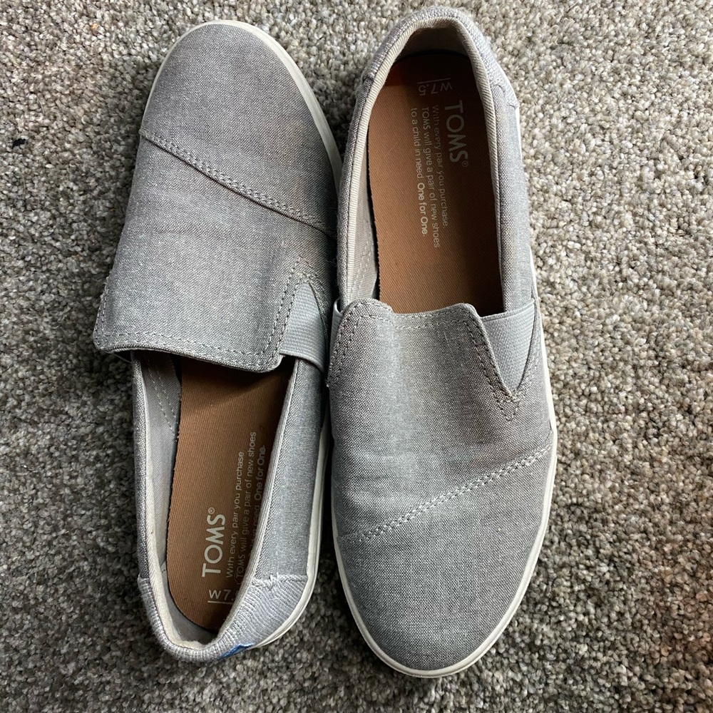 Women’s Tom’s shoe